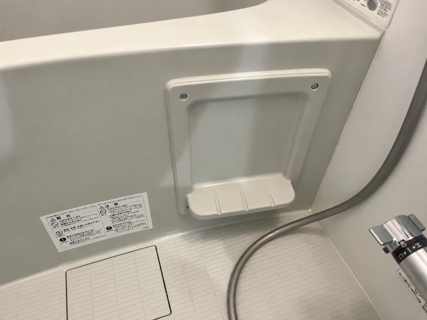 クリーニング後、黒カビが取れてきれいになった浴槽エプロン内部（施工後）