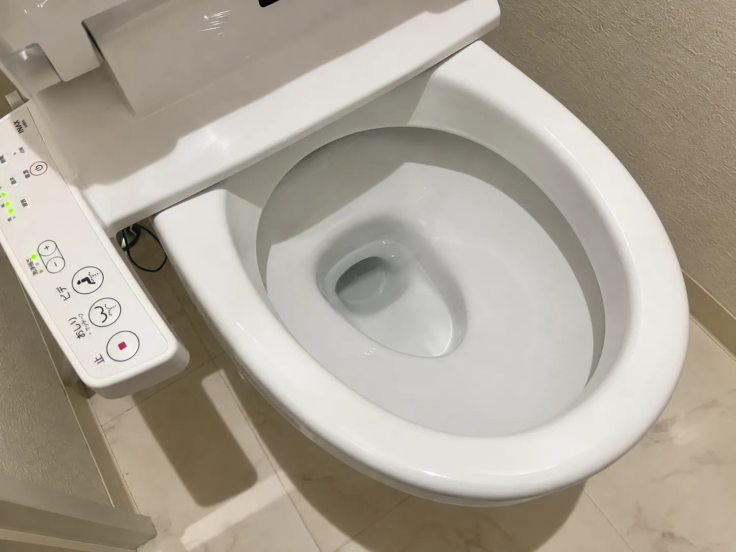 クリーニング後、汚れが取れてピカピカになった便器（施工後）