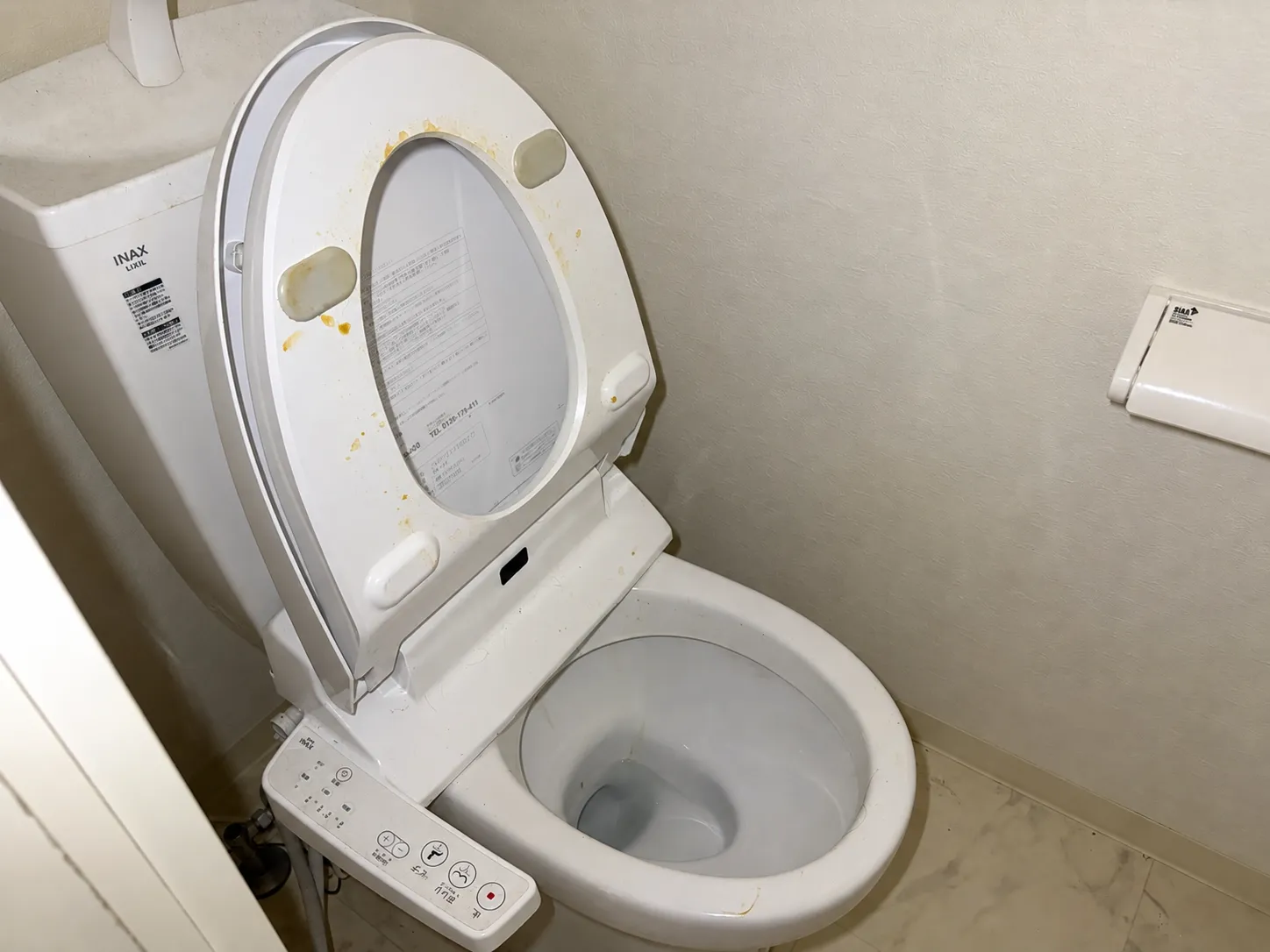 尿はねや汚れが目立つ便座（施工前）